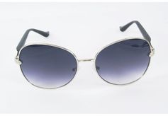 Trendy zonnebril, model met zwart frame en smokekleurige glazen