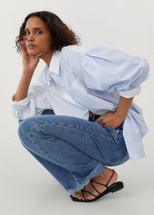 Sandalen met bandjes en knopen