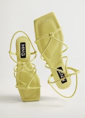 Sandalen met bandjes en knopen