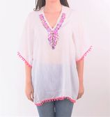 Witte kaftan afgewerkt met roze steentjes en kralen