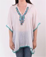 Witte kaftan afgewerkt met turquoise steentjes en kralen